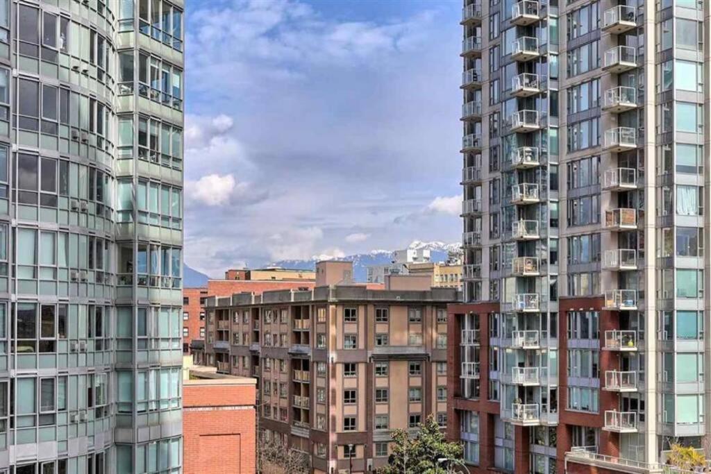 Lovely One-Bedroom Apartment With Pool, Hot Tub, And Gym In The Heart Of Downtown, Skytrain 3Min Away Vancouver Exterior photo