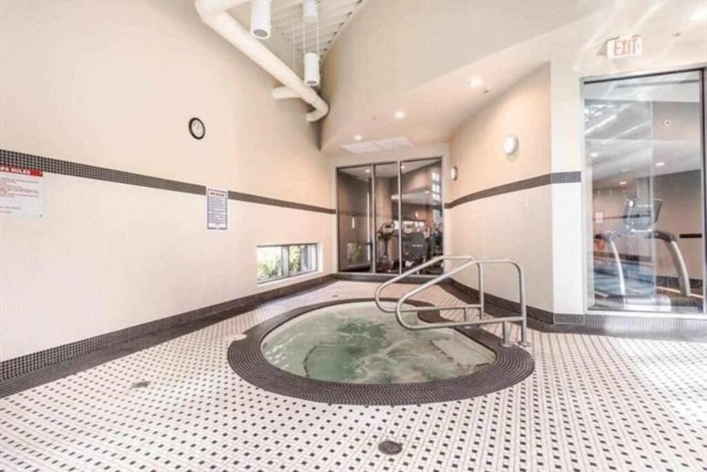 Lovely One-Bedroom Apartment With Pool, Hot Tub, And Gym In The Heart Of Downtown, Skytrain 3Min Away Vancouver Exterior photo
