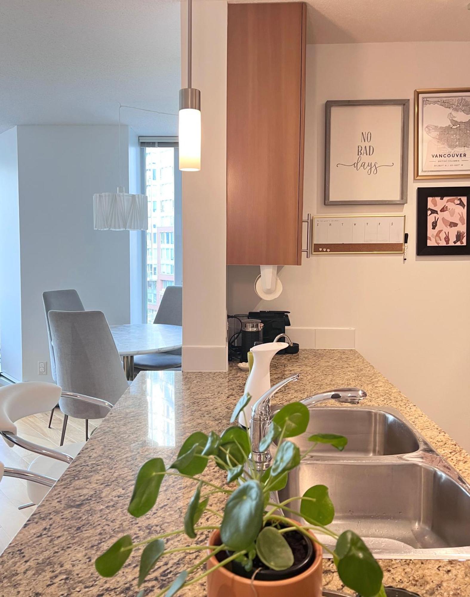 Lovely One-Bedroom Apartment With Pool, Hot Tub, And Gym In The Heart Of Downtown, Skytrain 3Min Away Vancouver Exterior photo