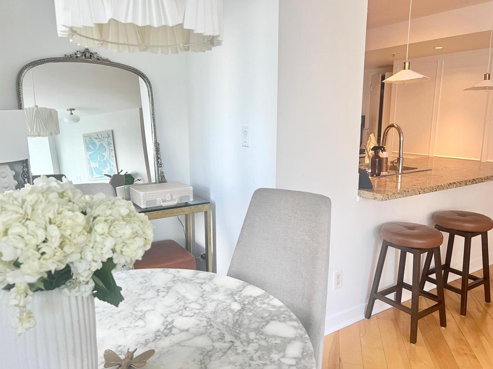 Lovely One-Bedroom Apartment With Pool, Hot Tub, And Gym In The Heart Of Downtown, Skytrain 3Min Away Vancouver Exterior photo