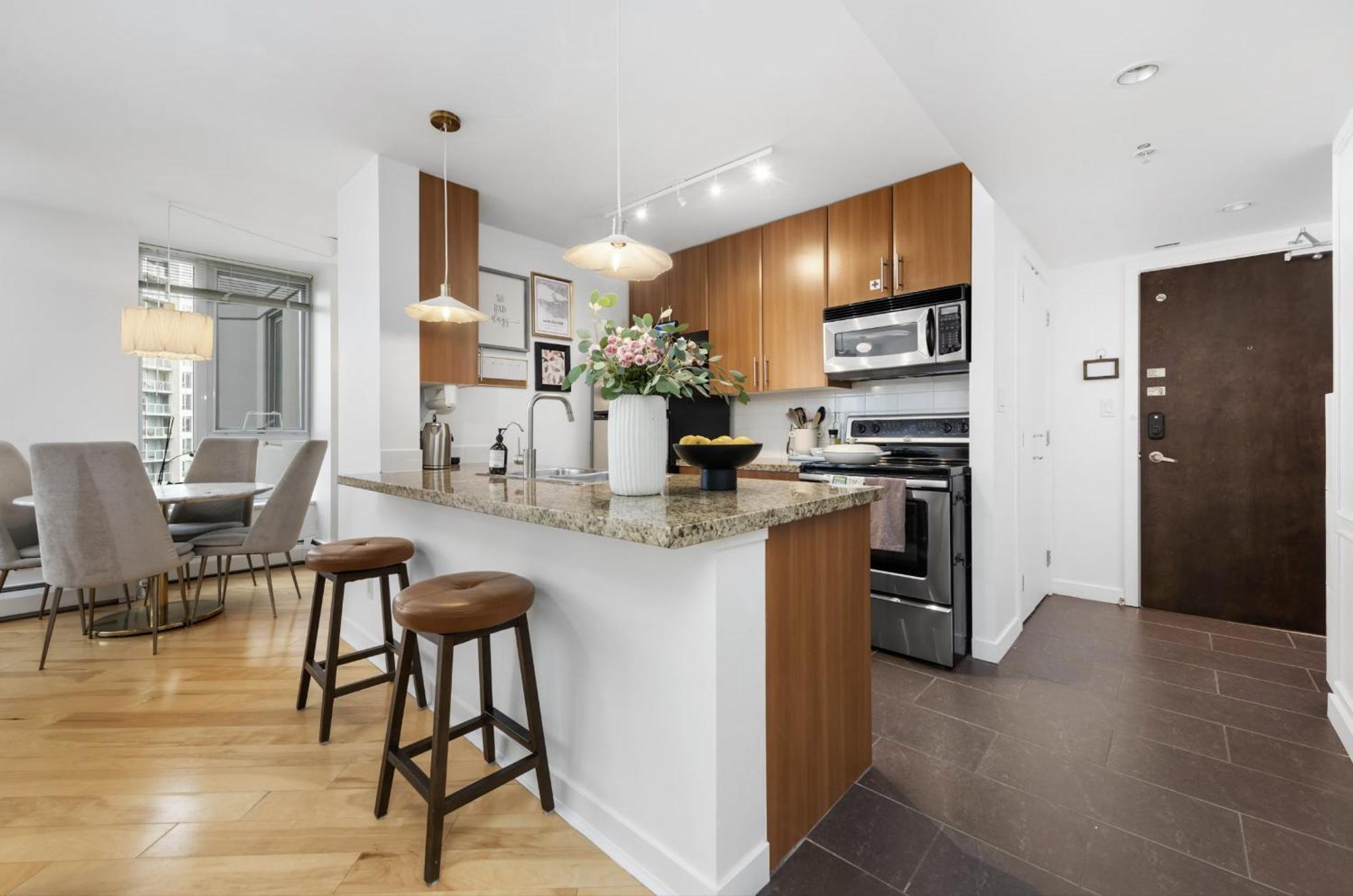 Lovely One-Bedroom Apartment With Pool, Hot Tub, And Gym In The Heart Of Downtown, Skytrain 3Min Away Vancouver Exterior photo