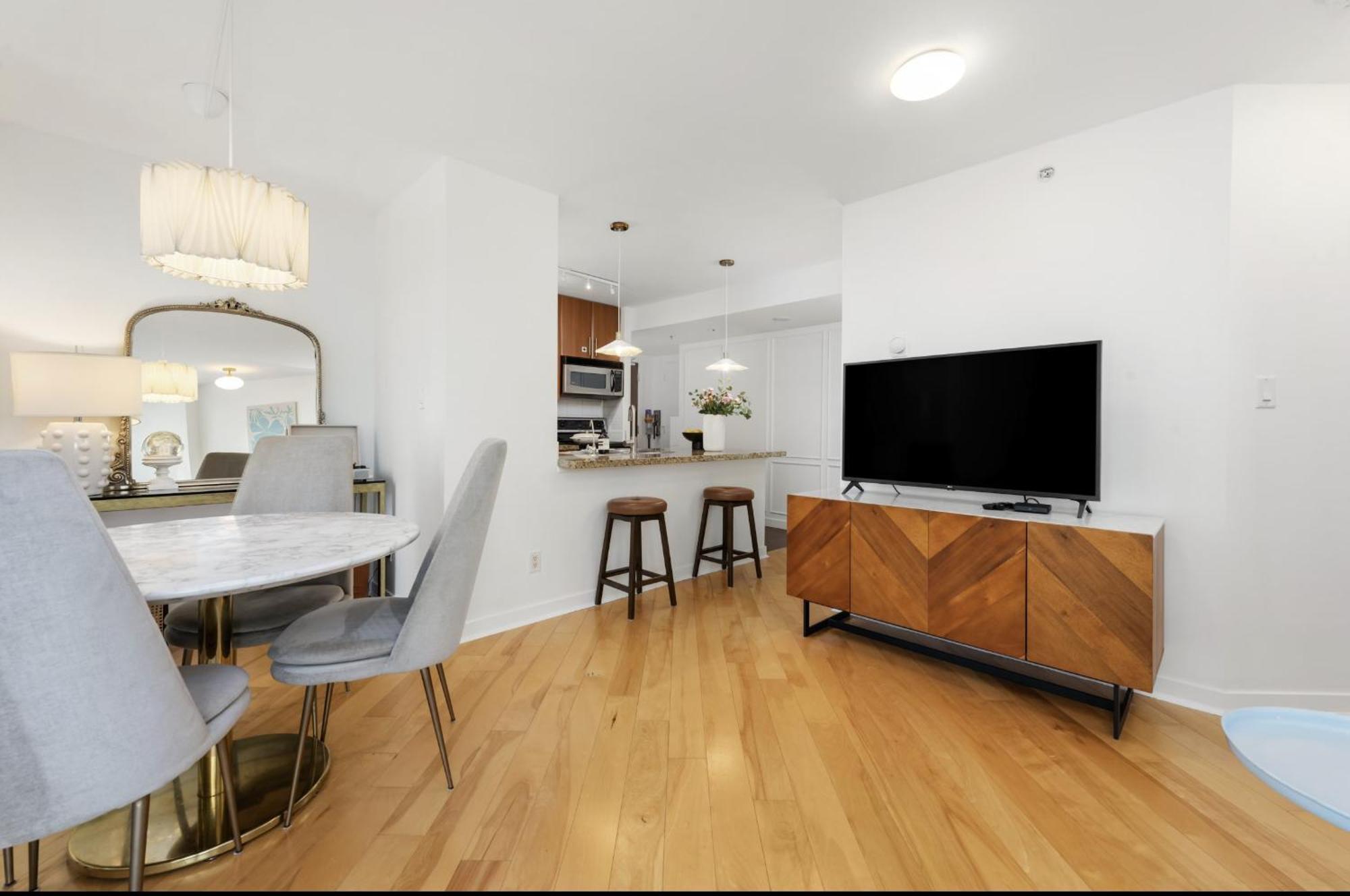 Lovely One-Bedroom Apartment With Pool, Hot Tub, And Gym In The Heart Of Downtown, Skytrain 3Min Away Vancouver Exterior photo